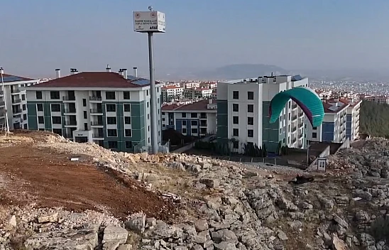 Deprem sonrası dönüşen İndere, yamaç paraşütçülerinin yeni rotası oldu