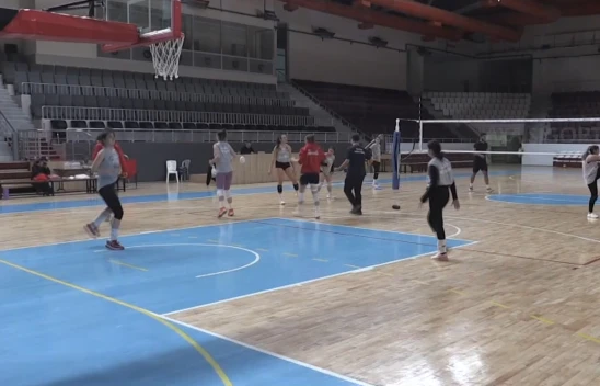 Depremde 8 sporcusunu kaybeden kadın voleybol takımı 2. Lig'de zirveye oynuyor