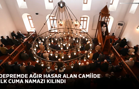 Depremde ağır hasar alan camiide ilk cuma namazı kılındı