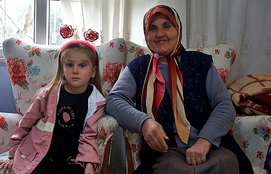 Depremde ailesini kaybeden Nil'e babaannesi sahip çıktı