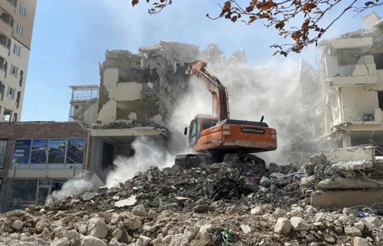 Depremde altınları zimmetine geçirmekle suçlanan sanık hakim karşısında