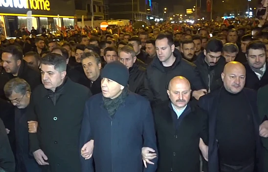 Depremde hayatını kaybedenler için sessiz yürüyüş