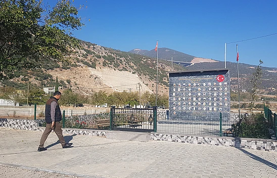 Depremde iki çocuğunu kaybeden muhtar, 66 kişi anısına anıt yaptırdı