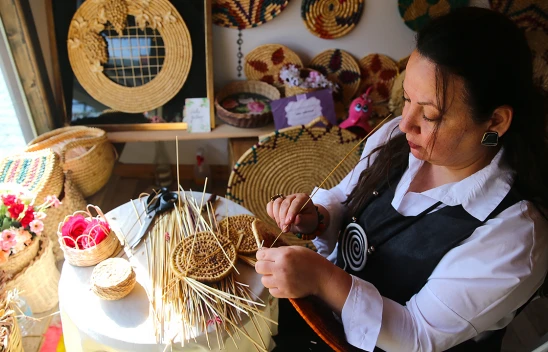 Depremde iş yeri yıkılan hasır örme sanatçısının yüzü Kültür ve Sanat Çarşısı'nda güldü