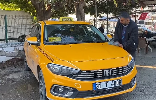 Depremde kaybettiği babasının taksisinde direksiyon sallıyor