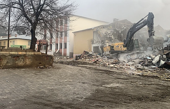 Depreme dayanıksız oldukları belirlenen 3 okulun yıkımına başlandı