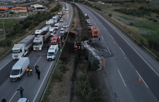 Devrilen tırda çıkan yangında 2 kişi hayatını kaybetti