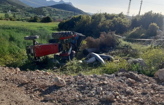 Devrilen traktörün altında kalan çocuk öldü, 4 kişi yaralandı