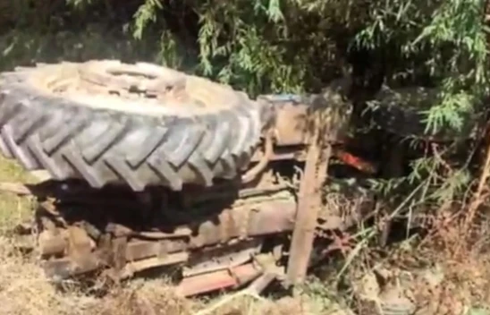 Devrilen traktörün sürücüsü öldü