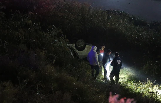 Düzensiz göçmenleri taşıyan otomobilin nehre devrildi