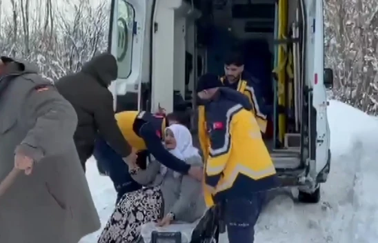 Ekipler kar nedeniyle hastaneye gidemeyenlerin yardımına koştu