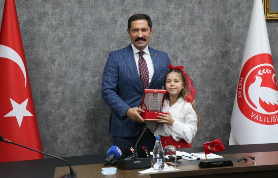 EKNOFEST Mavi Vatan'da birincilik alan 8 yaşındaki Asya'ya plaket