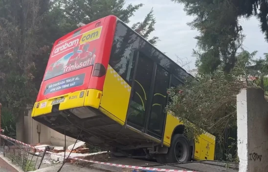 El freni çekilmeyen otobüs istinat duvarını yıkıp asılı kaldı