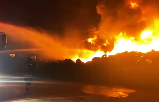 Elbistan'da hurda lastik yangını geceyi aydınlattı