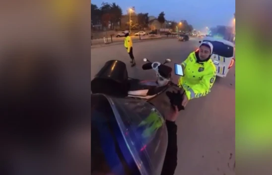 Elleri üşüyen kuryeye polis memurundan eldiven