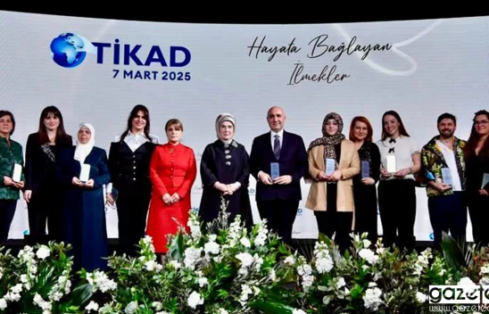 Emine Erdoğan'dan TİKAD Üyesi Nazlı Ceylan Balduk Kurtul'a plaket