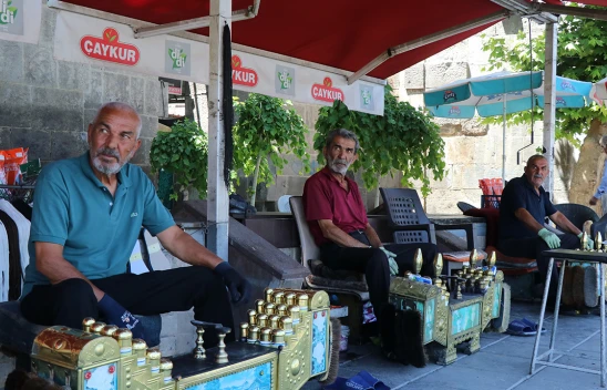 En küçüğü 64 yaşındaki 3 kardeş, tarihi surların gölgesinde ayakkabı parlatıyor
