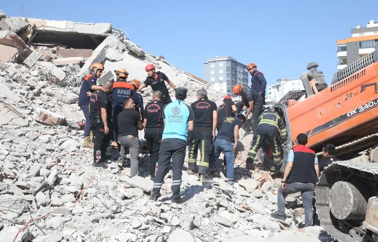 Enkaz altında kalan iş makinesi operatörünün cansız bedenine ulaşıldı