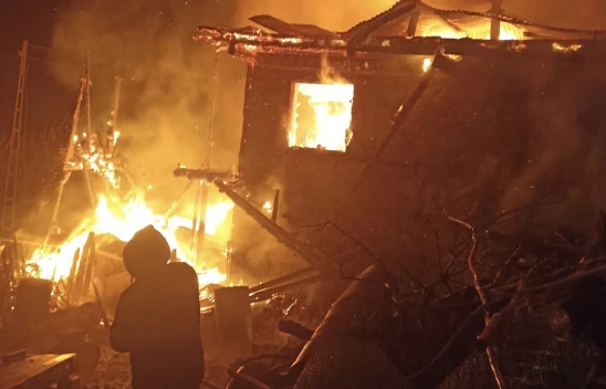 Evde çıkan yangın okul lojmanına sıçradı