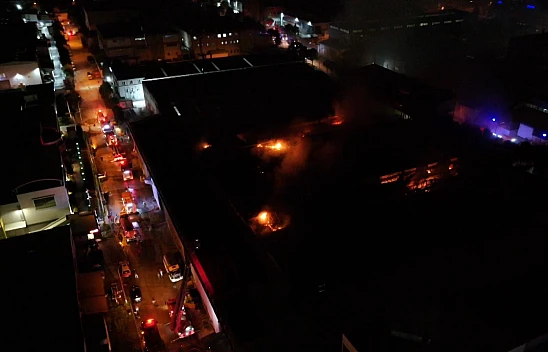 Fabrikada çıkan yangın 4 saat sonra kontrol altına alındı