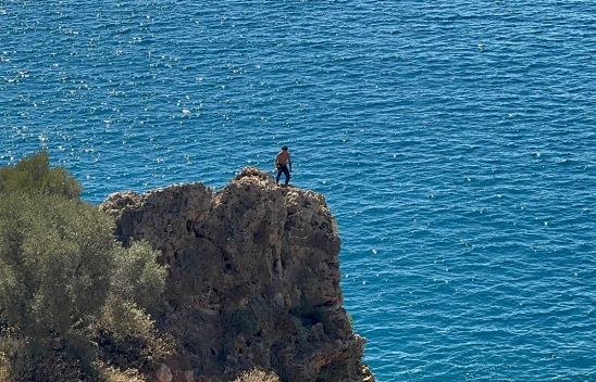 Falezlerden denize atlayan gençler zor ikna edildi