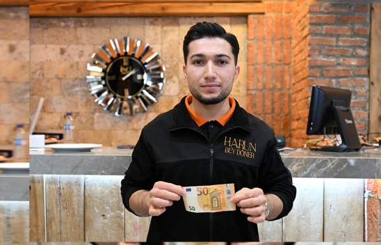 Garsona verdiği bahşişi bir gün sonra geri istedi