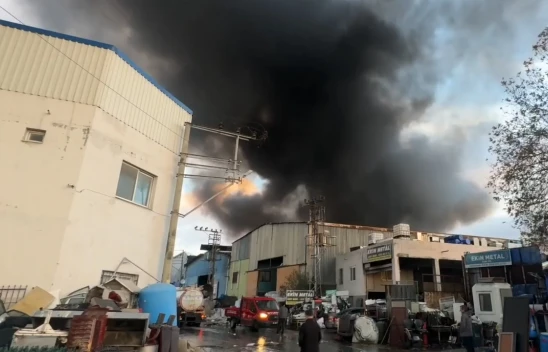 Geri dönüşüm fabrikasında alevler yükseldi