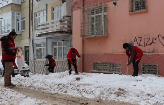 Gönüllü gençler, yaşlı ve engellilerin yardımına koşuyor