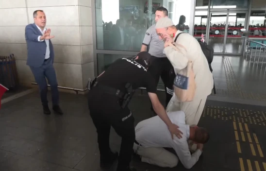 Hacdan dönen anne ve babasını ayaklarına kapanarak karşıladı