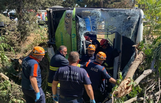 Halk otobüsü ağaca çarptı sürücü hayatını kaybetti