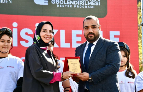 Hayırsever iş insanı Mesut Şahinkanat'a anlamlı plaket