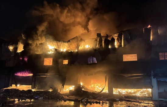 Hırdavat dükkanında çıkan yangın geceyi aydınlattı