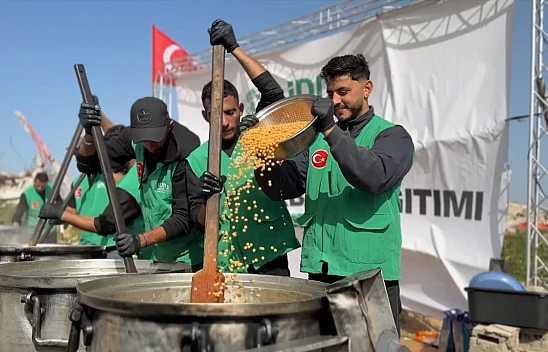 İDDEF, Gazze'de sıcak yemek dağıtımlarını sürdürüyor