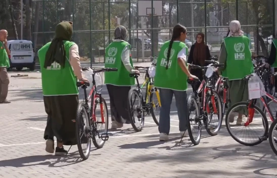 İHH'dan deprem bölgesindeki çocuklara bisiklet hediyesi