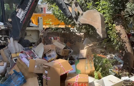 İki çöp evden 8 kamyon atık çıkarıldı