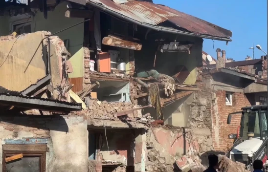 İki katlı evde patlama! 1 kişi yaralandı