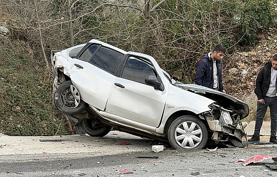 İki otomobil ile tırın çarpıştığı kazada 1 kişi öldü, 3 kişi yaralandı