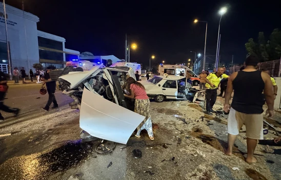 İki otomobil kafa kafaya çarpıştı, ortalık savaş alanına döndü