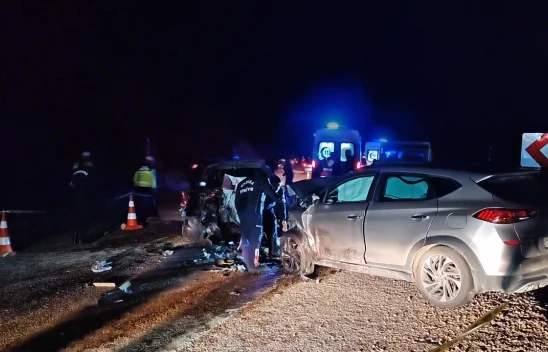İki otomobilin çarpıştı 3 kişi öldü, 1 kişi yaralandı