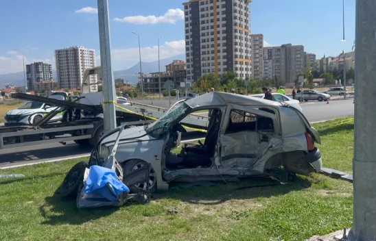 İki otomobilin çarpıştığı kazada 2 kişi öldü, 3 kişi yaralandı