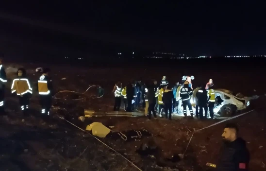 İki otomobilin çarpıştığı kazada 3 kişi öldü, 3 kişi yaralandı