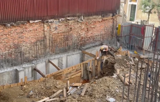 İnşaat alanında bir işçi toprak altında kaldı