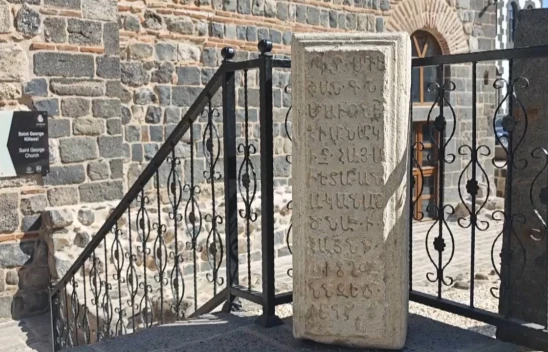 İnşaatta iş makinesinin kepçesine takılan mezar kapağı incelenecek