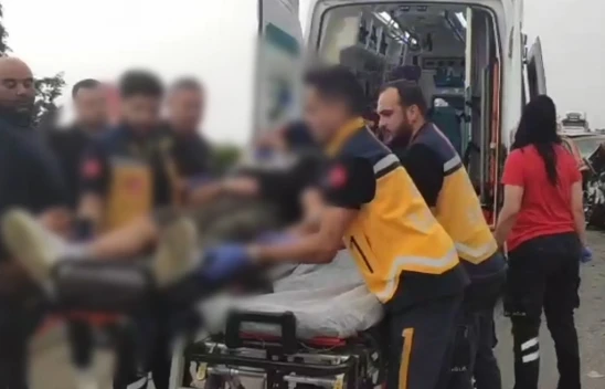 İşçileri taşıyan minibüs ile otomobilin çarpıştığı kazada 12 kişi yaralandı