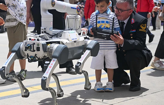 Jandarmanın yeni yardımcısı Robot Köpek