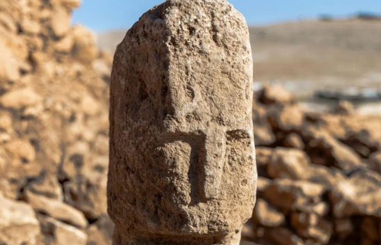 Kahantepe'de insan yüzlü T biçimli dikilitaş bulundu