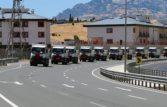 Kahramanmaraş Büyükşehir'in yeni araçları şehre böyle girdi
