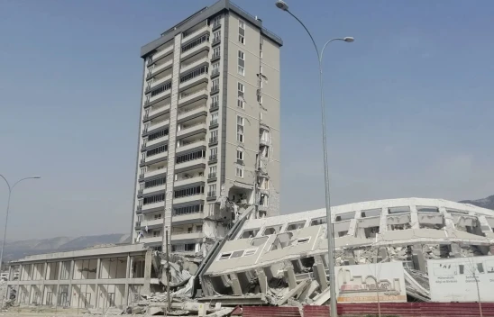 Kahramanmaraş depreminde yıkılan ve 42 kişiye mezar olan davanın görülmesine devam edildi
