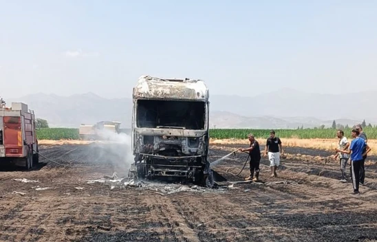 Kahramanmaraş'ın Türkoğlu İlçesinde tır ve tarla kül oldu
