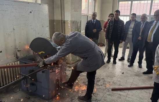 Kahramanmaraş'ta 380 bank ve masa, meslek lisesi öğrencilerince yenileniyor